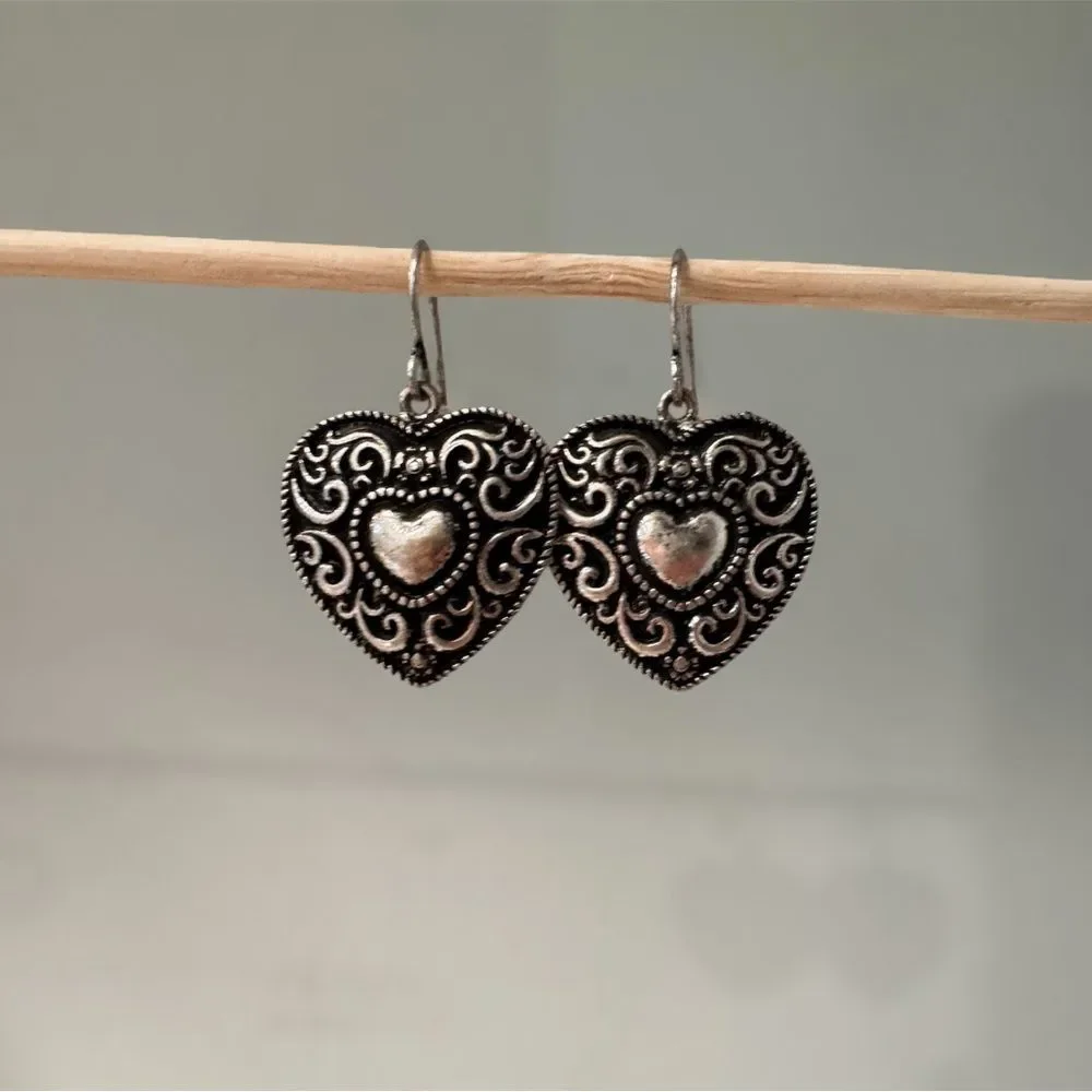 Western Vintage-Style Heart Dangle Earrings – Ornate Silver Filigree